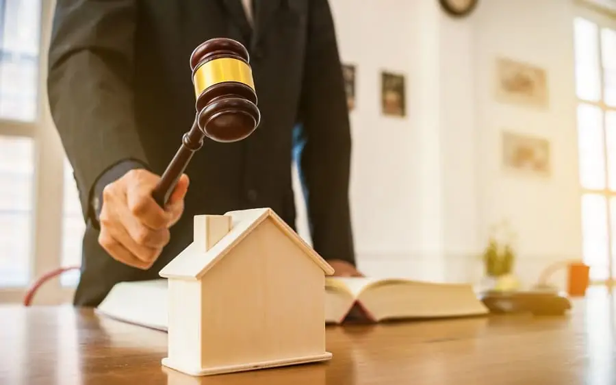 چگونه با مشاوره حقوقی، سرمایه‌گذاری مطمئن‌تری انجام دهیم؟